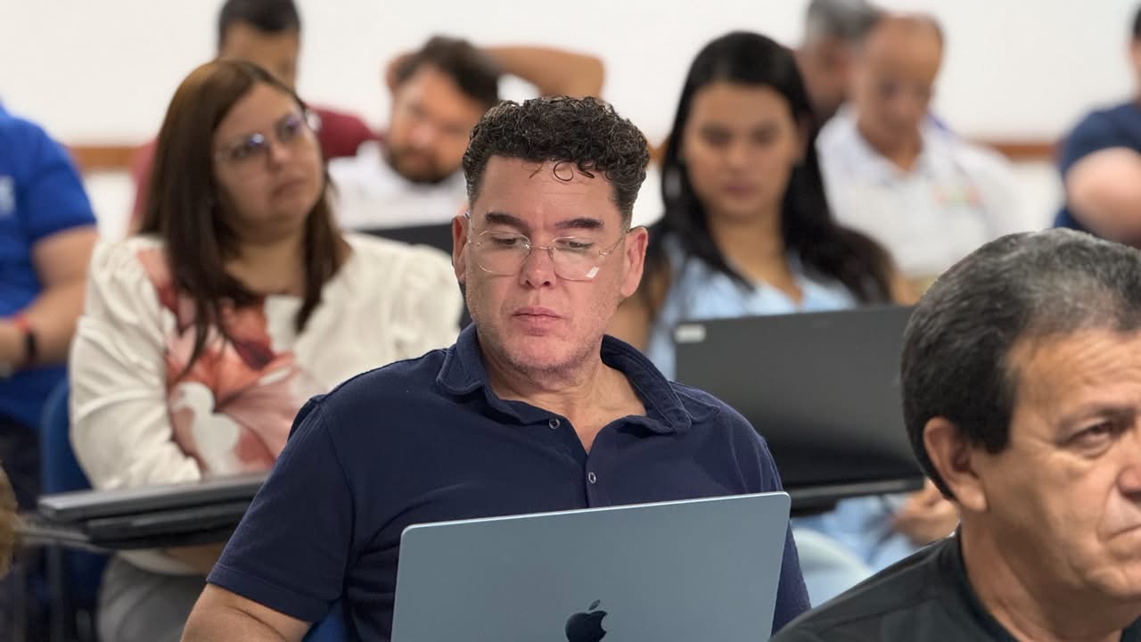 Enrique Robledo em sala de aula durante treinamento