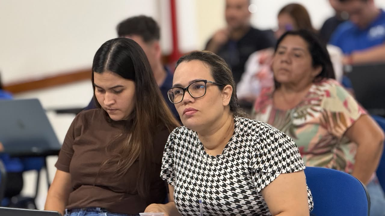 Servidores em atividade prática durante o curso