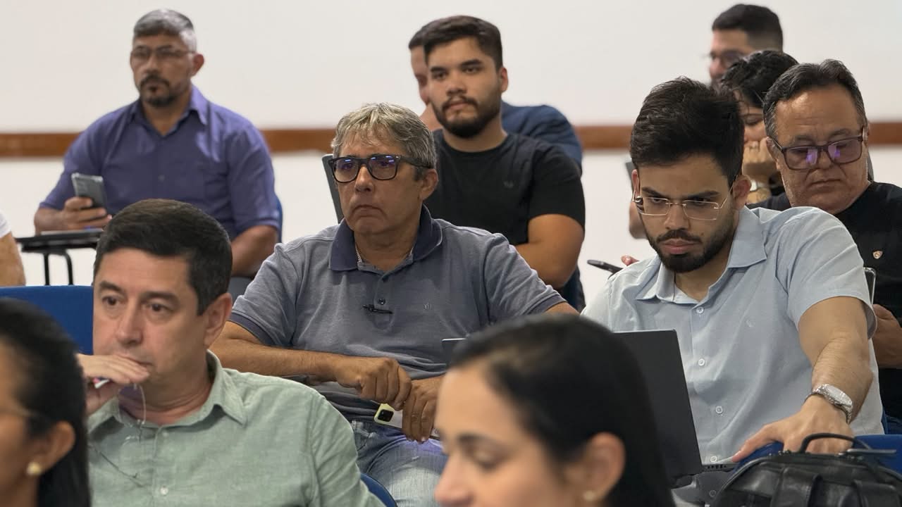 Turma de servidores em treinamento